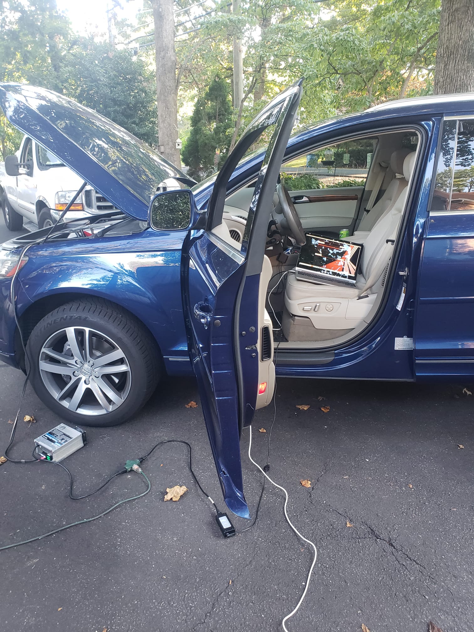 Dark Blue Audi Q7 3.0 V6 TDI