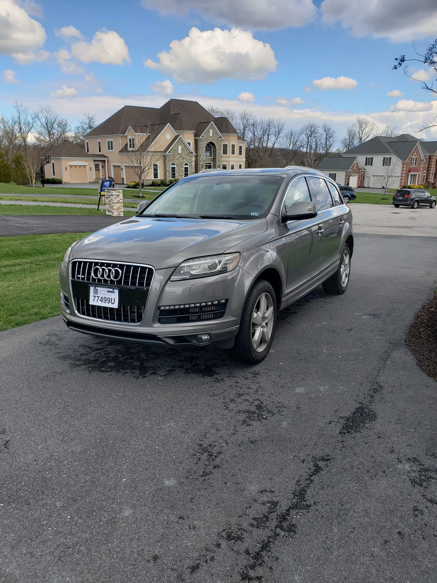 Gray Audi Q7 3.0 V6 TDI